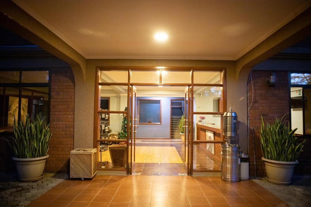 Summit Lodge Marombosa Ngoại thất bức ảnh